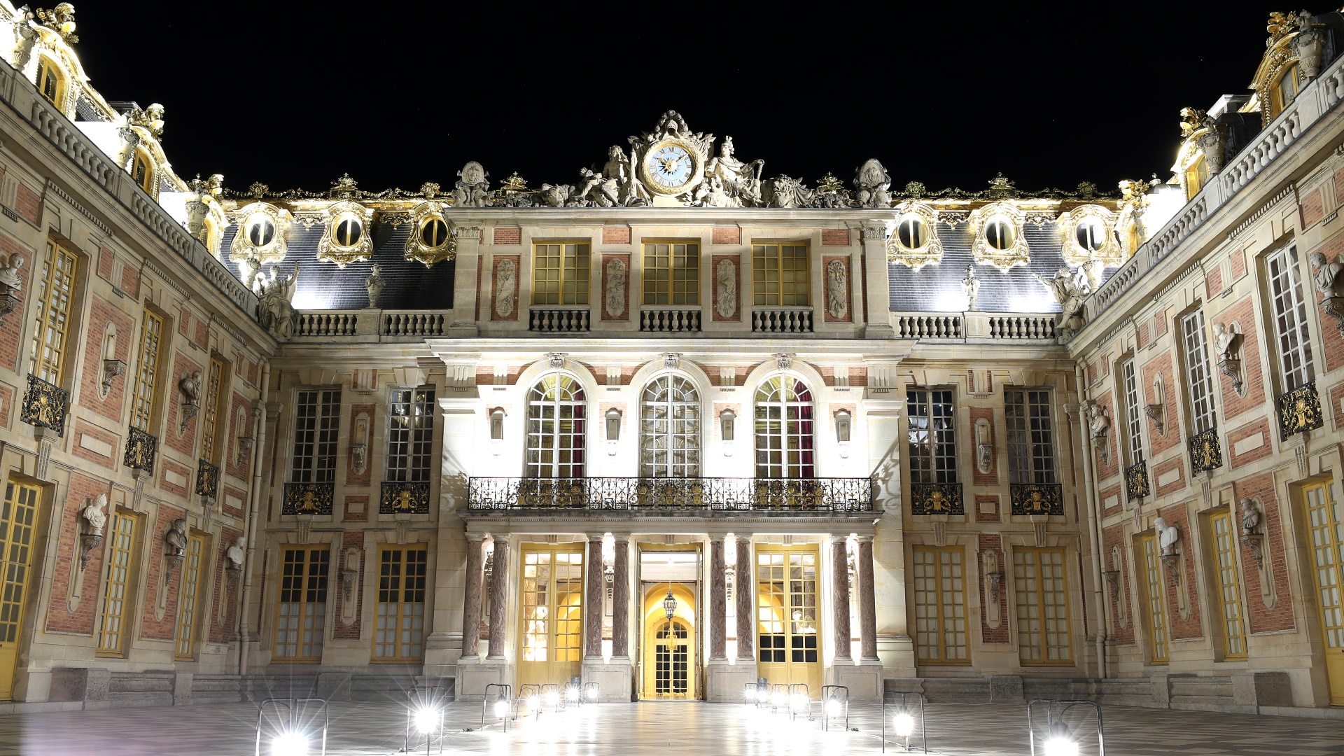 Версайският дворец чака пратка, закъсняла с над 3 века