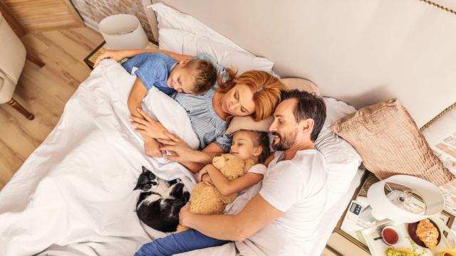 Новите родители трябва да очакват 6 години лишение от сън
