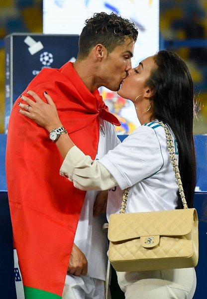 Кристиано Роналдо целува любимата си Джорджина1
