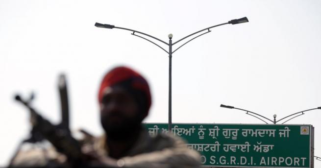 Пакистанските въоръжени сили съобщиха че са заловили двама индийски военни