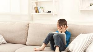 дете компютър плаче