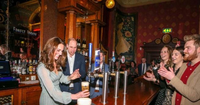 Принц Уилям и съпругата му Кейт Мидълтън наливаха бира в