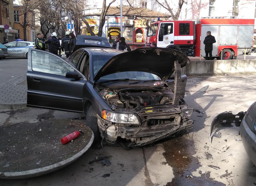 Катастрофа с такси в центъра на Варна