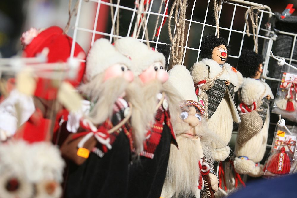 На 1 март празнуваме Баба Марта - един от най-почитаните български обичаи с хилядолетна традиция. На този ден хората, дърветата и животните се закичват за здраве и успех с мартеници, направени от пресукан бял и червен конец. Те се носят до 9 март - църковния празник на Свети 40 мъченици или до 25 март - Благовещение. Мартеницата може да се свали и при първото виждане на щъркел, на лястовица, кукувица или на цъфнало дърво.