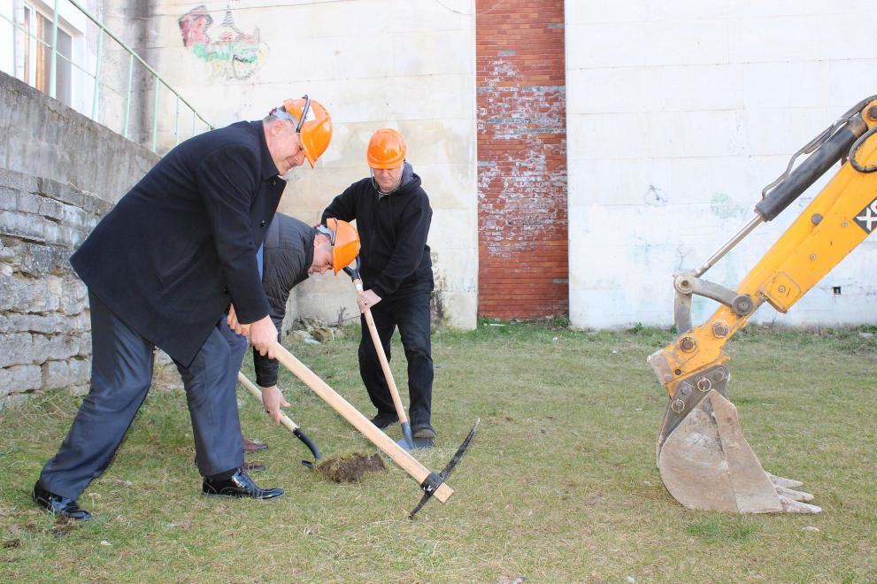 Първа копка и в Езиковата