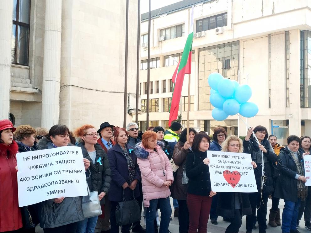Десетки медицински сестри излязоха на протест пред сградата на Община Бургас.