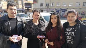 Младежите от БСП подариха над 100 мартеници на великотърновци
