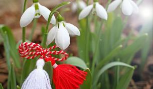 Честита Баба Марта! Червено-белият танц на пролетта, който ни пази от зло