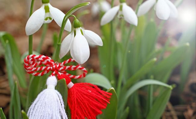 Честита Баба Марта! Червено-белият танц на пролетта, който ни пази от зло
