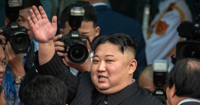 Севернокорейският ръководител Ким Чен ун положи венец в мавзолея с балсамираните