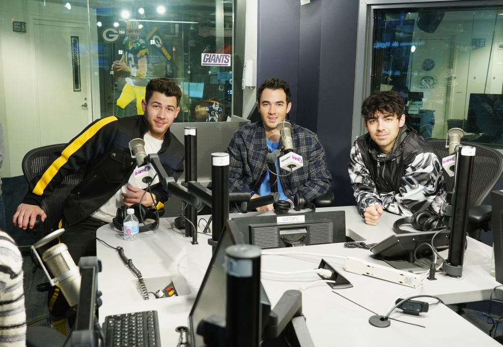 Джонас брадърс се завръщат на сцената