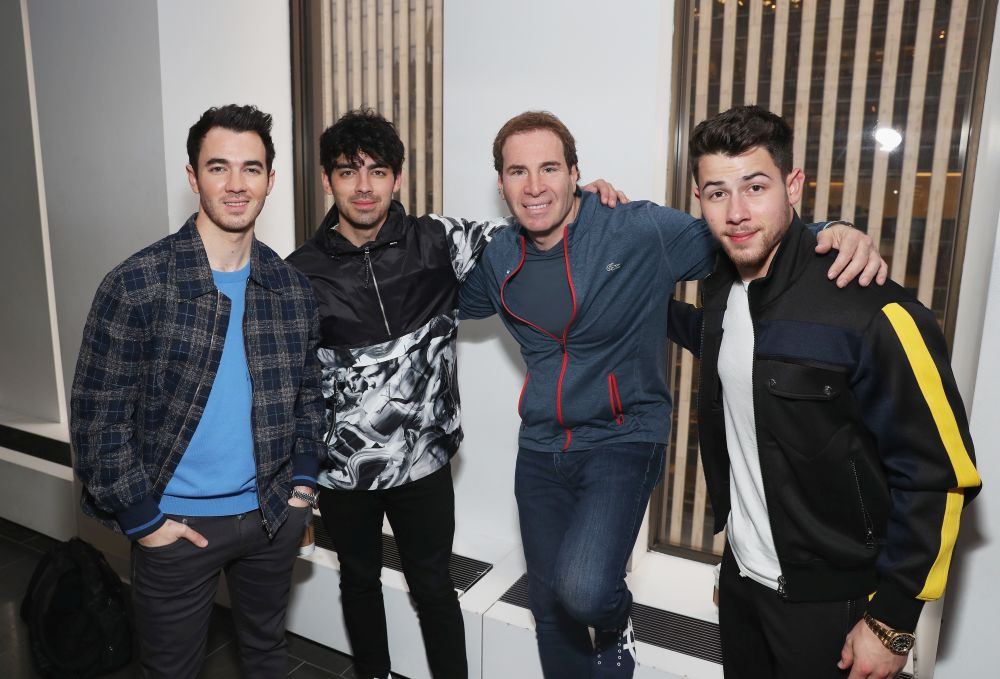 Джонас брадърс се завръщат на сцената