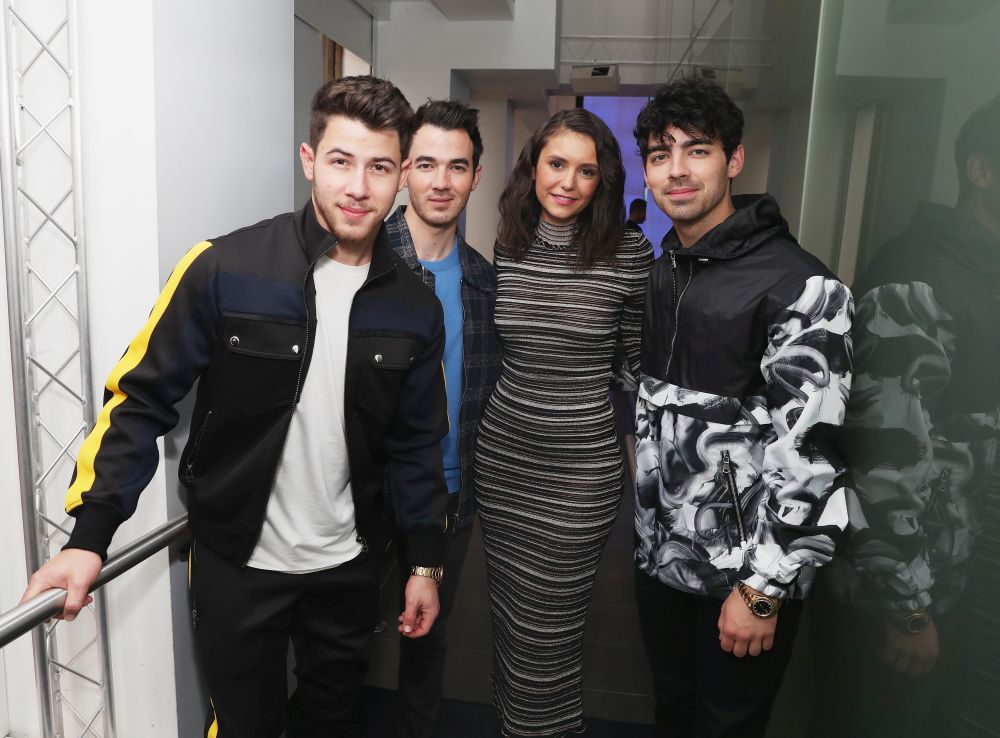 Джонас брадърс се завръщат на сцената