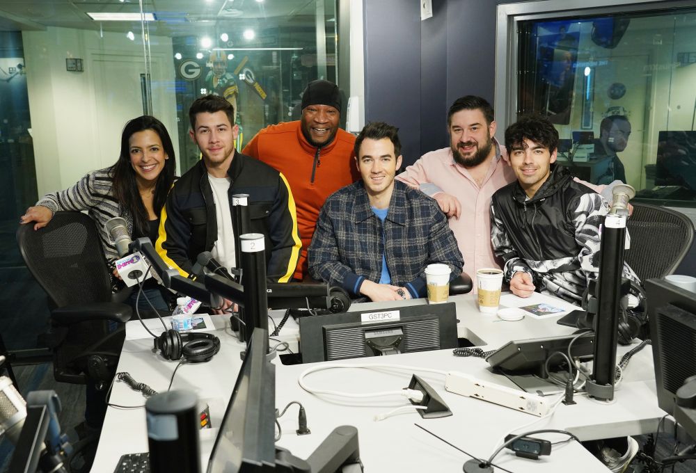 Джонас брадърс се завръщат на сцената