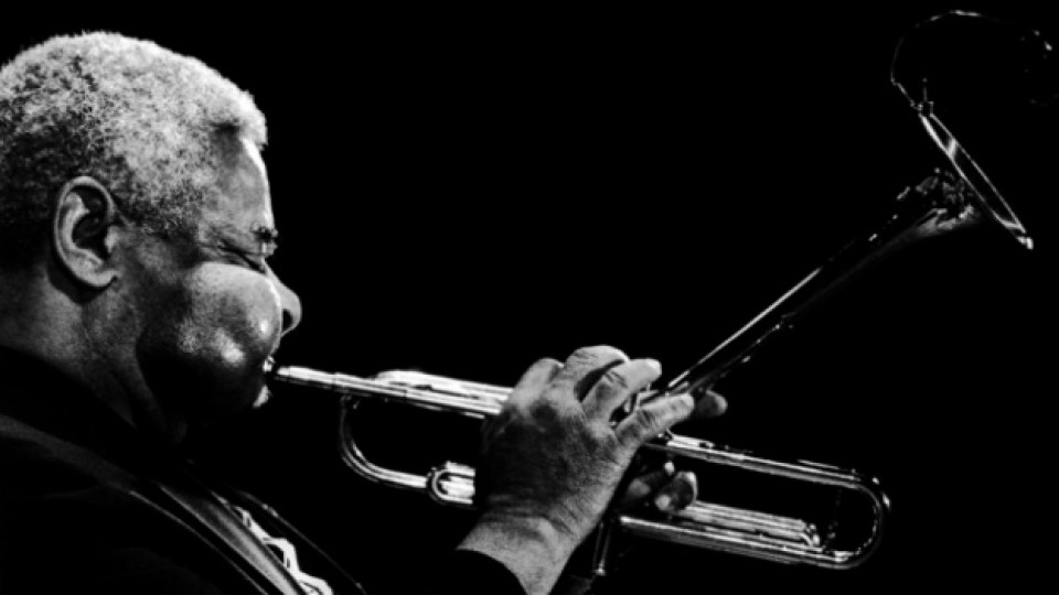 Дизи Гилеспи (1917-1993) остава пословичен с виртуозната музика, която създава с емблематичния за него, изкривен нагоре, тромпет
