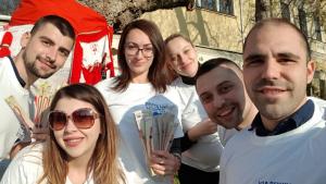 Шарено мартенско дърво внася настроение в центъра на града през