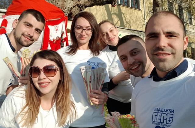 Шарено мартенско дърво внася настроение в центъра на града през месеца на Баба Марта