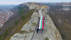национален флаг се развя от крепостта Овеч