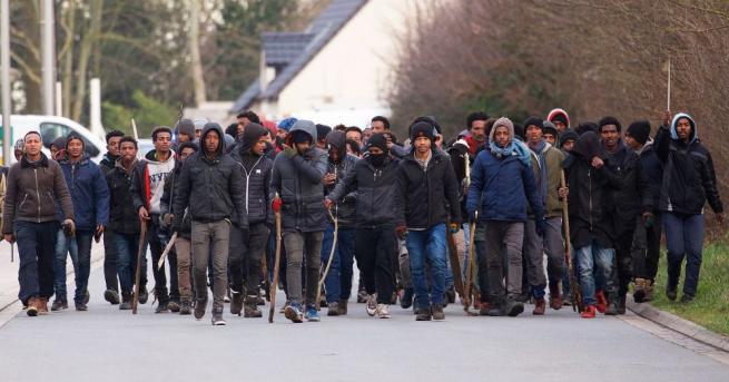 Стотина мигранти се промъкнаха незаконно вчера на пристанището във френския