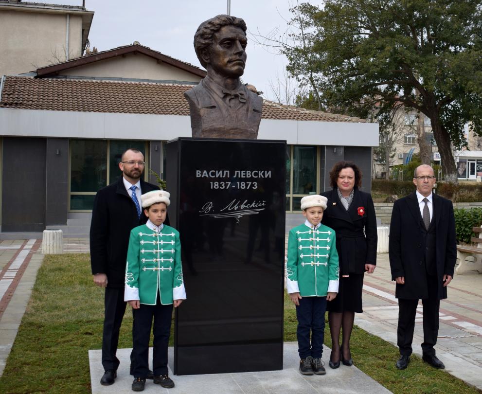 Бюст-паметникът на Левски се издига в центъра на Приморско.
