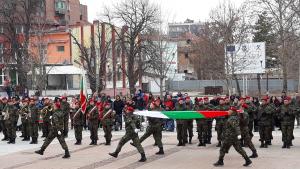 С празнично шествие и военен ритуал по издигане на националното