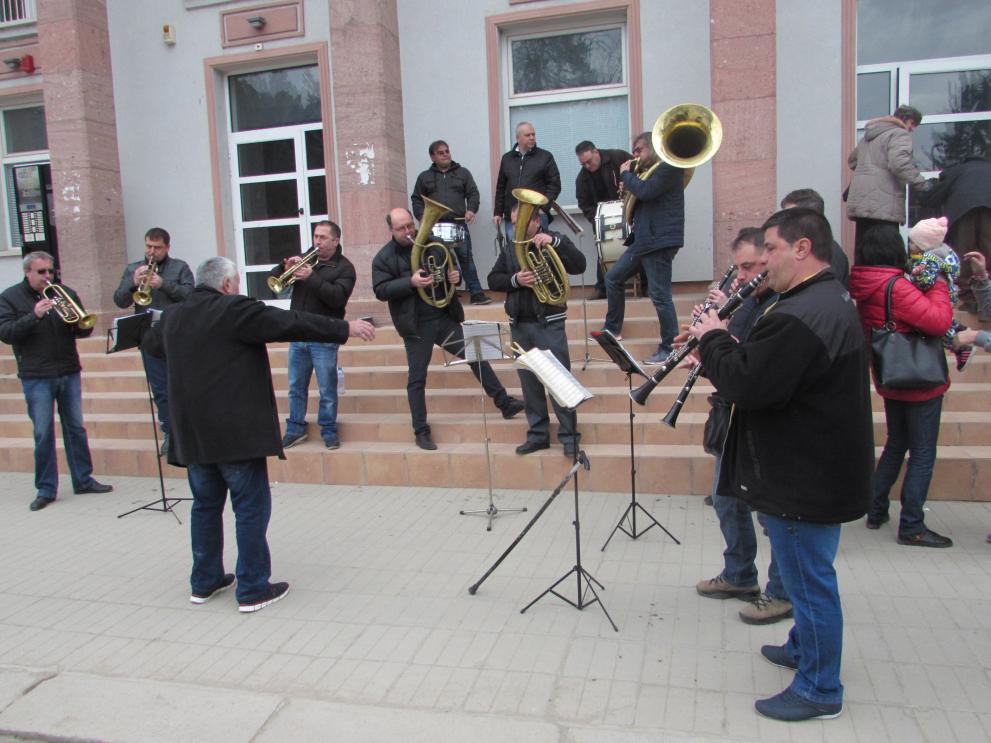 Духовият оркестър сложи началото на празничната програма в Белоградчик.