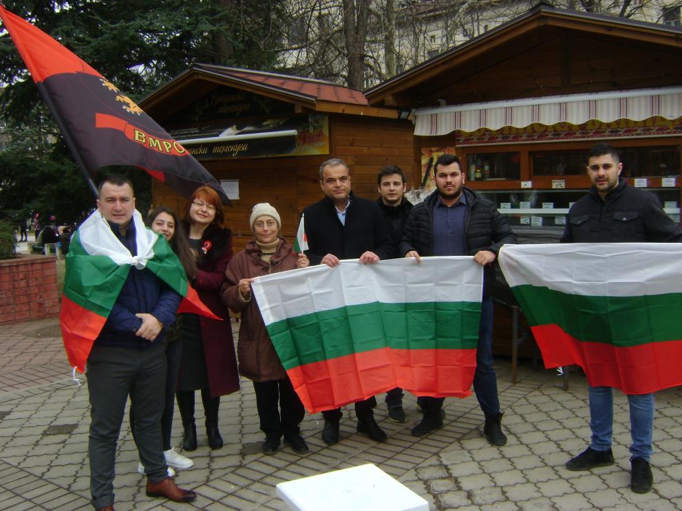 ВМРО раздаде знамена във Враца.