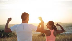 мъж жена спорт поляна пролет