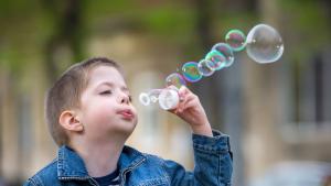 времето пролет дете балони