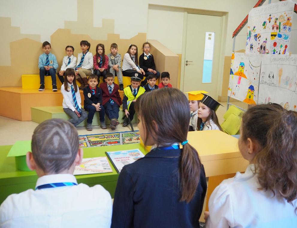 Второкласници измислиха нов пътен знак, рапърът Енчев го превърна в прическа