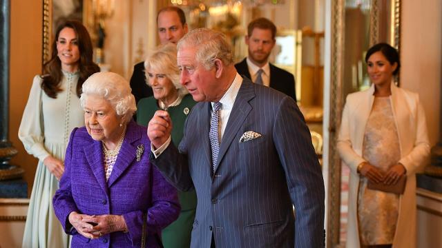 Кралицата и принц Чарлз дават свои дворци за настаняване на бежанци от Украйна