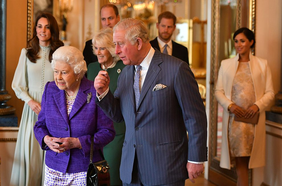 Кралица Елизабет Втора, принц Чарлз със съпругата си Камила, принцовете Уилям и Хари със съпругите си Катрин и Меган на приема в Бъкингамския дворец по случай 50 години от обявяването на Чарлз за принц на Уелс 