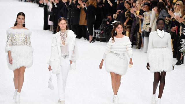 Chanel представи последната колекция на Карл Лагерфелд в Париж (СНИМКИ)