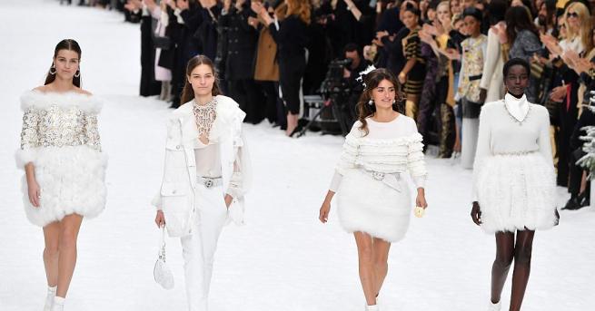 Шанел (Chanel) представи последната колекция на Карл Лагерфелд сред алпийски