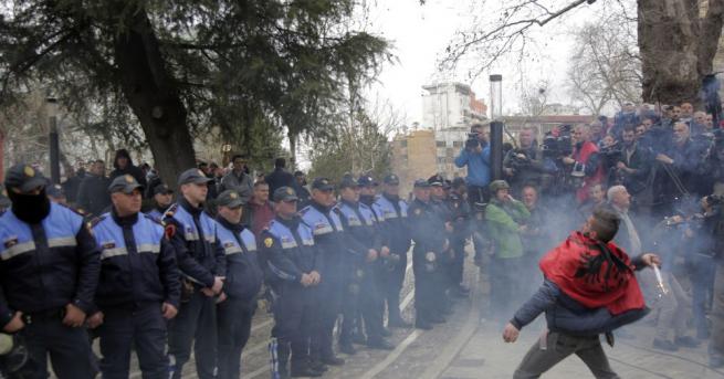 Хиляди привърженици на опозицията обградиха албанския парламент с искане за