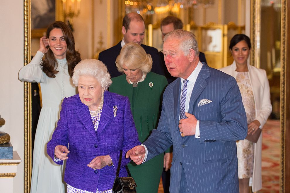 Кралица Елизабет Втора, принц Чарлз със съпругата си Камила, принцовете Уилям и Хари със съпругите си Катрин и Меган на приема в Бъкингамския дворец по случай 50 години от обявяването на Чарлз за принц на Уелс 