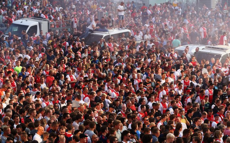 Право в целта - фен на Аякс свали знаме на Реал с топка