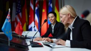 жени работа знамена