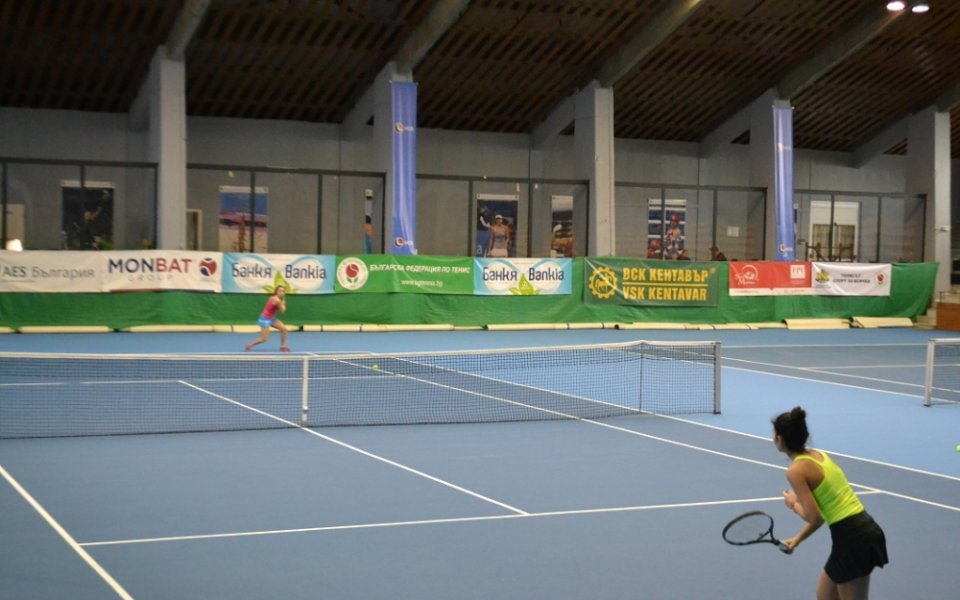 Първите две поставени отпаднаха на полуфиналите на Държавното първенство по тенис за жени в зала