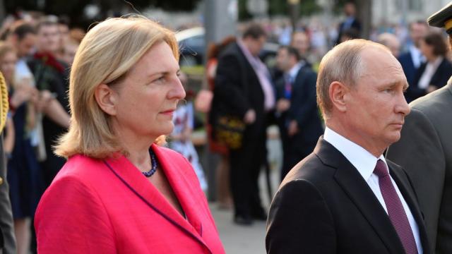 Австрийската външна министърка е готова пак да танцува с Путин