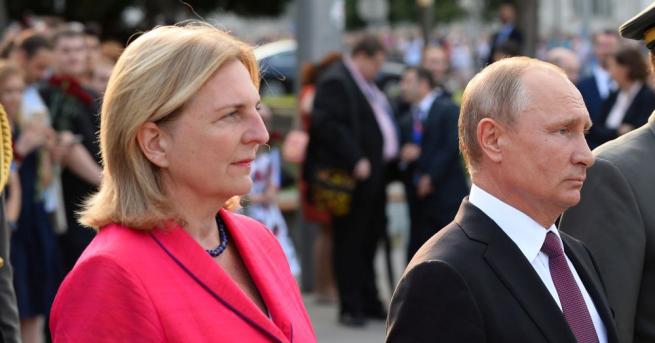 Австрийската външна министърка Карин Кнайсъл която предизвика скандал миналото лято
