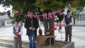 Кмет na родопско село посрещна всички дами с цвете и