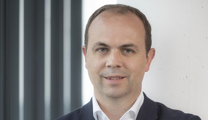  Йохен Херман (50) е вицепрезидент (от 2016 г.) на развойния отдел eDrive в Daimler AG, член на борда на директорите.