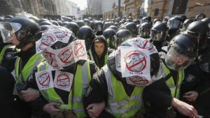 Трима украински полицаи са ранени при сблъсък с демонстранти в