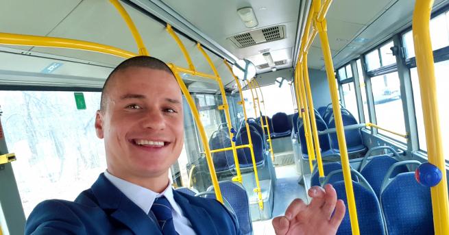 Александър Анев работи като шофьор на автобус от близо 2