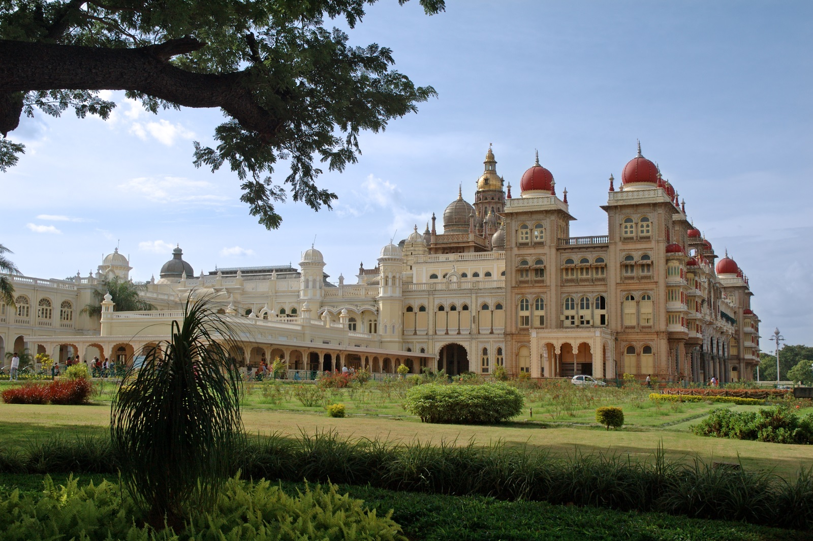 Дворецът Мисор, Индия<br />
Историческият дворец Мисор, разположен в Карнатака, Южна Индия и е една от най-величествените кралски сгради в страната. Той е бил седалище на кралската династия на махараджите на Мисор, който управлява държавата от 1399 до 1950 г. Триетажната каменна сграда от фин сив гранит и розови мраморни куполи има фасада с няколко обширни арки, поддържани от високи колони.