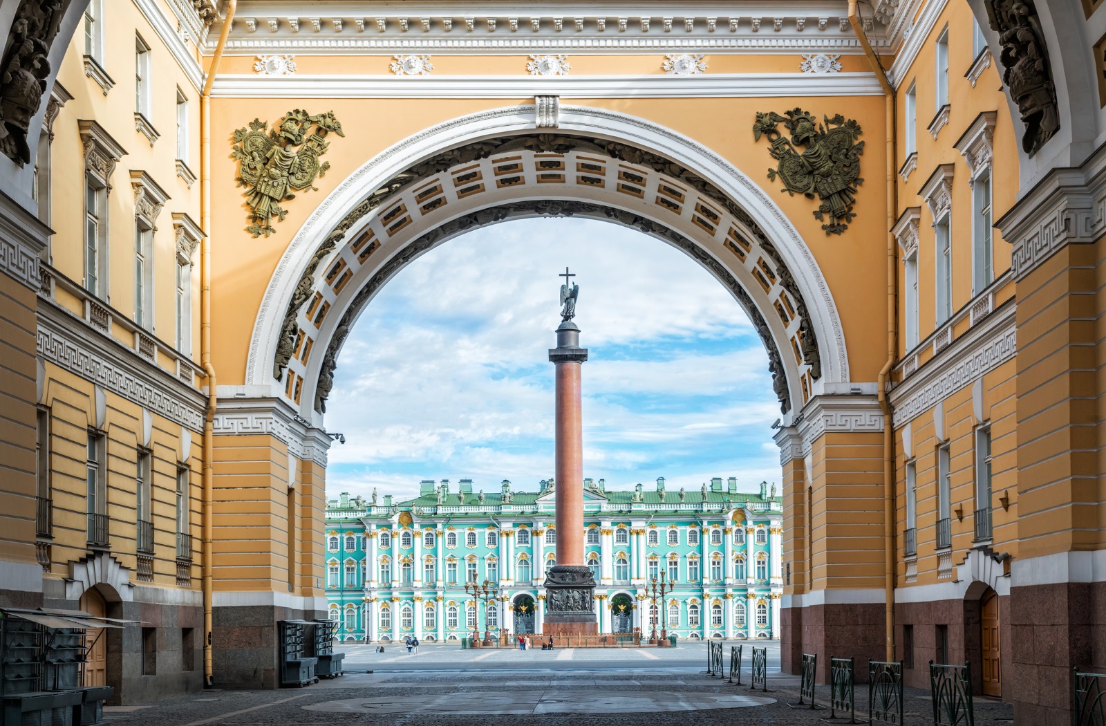Зимният дворец, Сант Петербург, Русия<br />
Зимният дворец в Санкт Петербург е официалната резиденция на руските монарси от 1732 до 1917 г. Той е построен в монументален мащаб, за да отрази мощта и силата на имперска Русия.