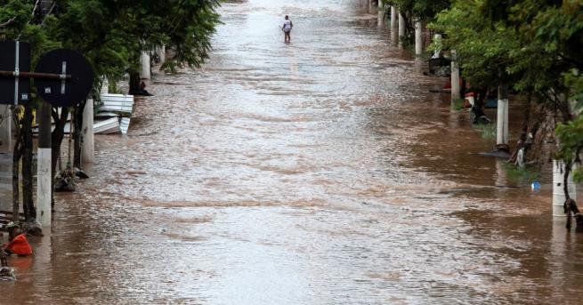 Проливни дъждове са отнели живота на поне 11 души в
