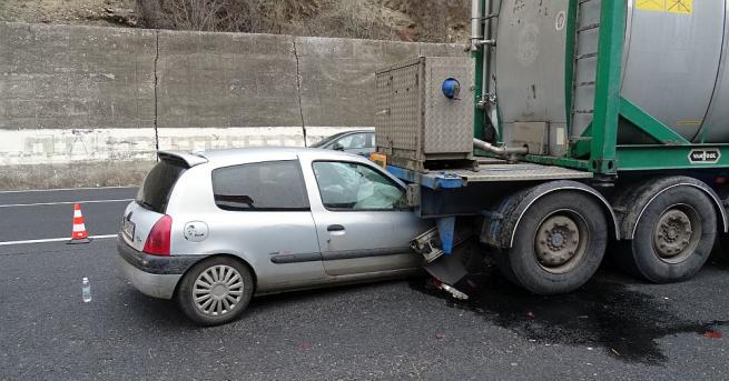 Жена пострада тежко при катастрофа между кола и товарен автомобил