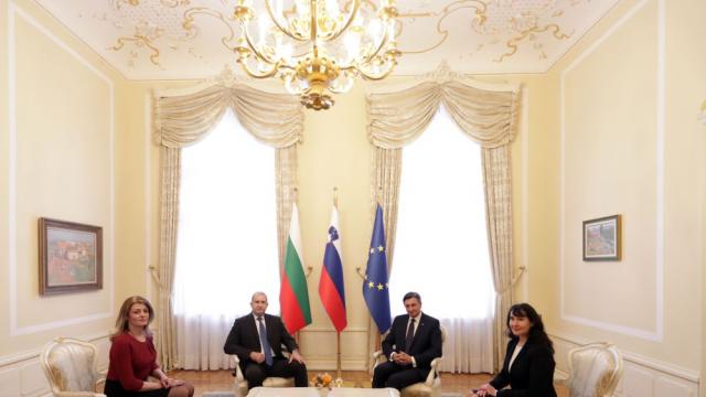 Словенският президент се пошегува със следи от червило по бузата от Деси Радева (ВИДЕО)